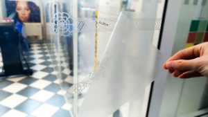 Decorazione in prespaziato con application tape L'application tape viene appoggiato alla superficie con la grafica ancora sulla pellicola trasparente